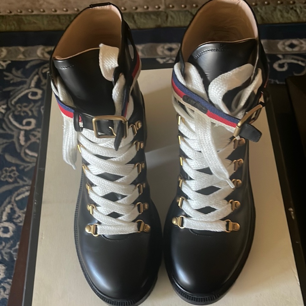 Woman’s Gucci Leather ankle boot size 39